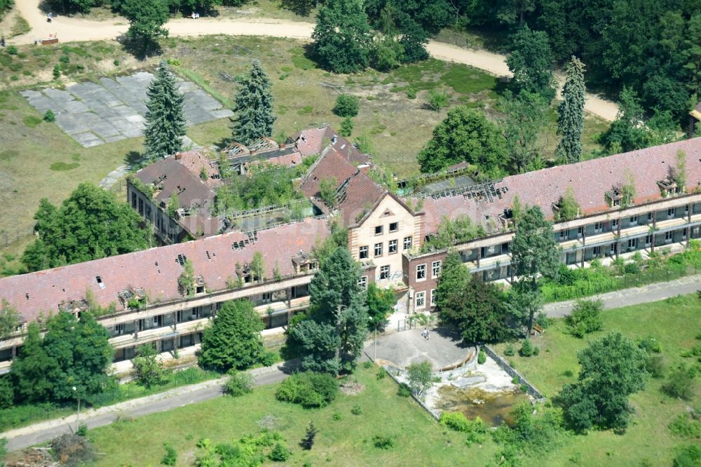 Beelitz von oben - Ruine des ehemaligen Klinik- und Krankenhaus - Gebäudes auf dem ehemaligen Militärgelände in Beelitz im Bundesland Brandenburg, Deutschland