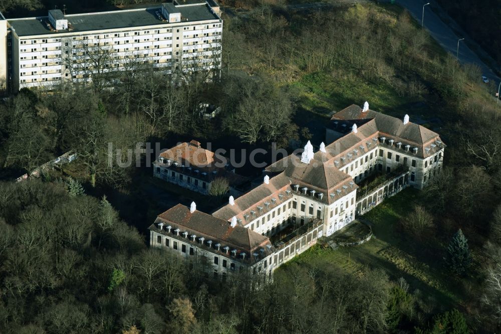 Luftbild Berlin - Ruine des ehemaligen Klinik- und Krankenhaus - Gebäudes Waldhaus am Pölnitzweg - Zepernicker Straße in Berlin