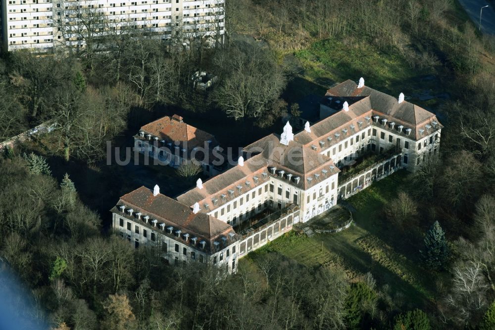 Luftaufnahme Berlin - Ruine des ehemaligen Klinik- und Krankenhaus - Gebäudes Waldhaus am Pölnitzweg - Zepernicker Straße in Berlin