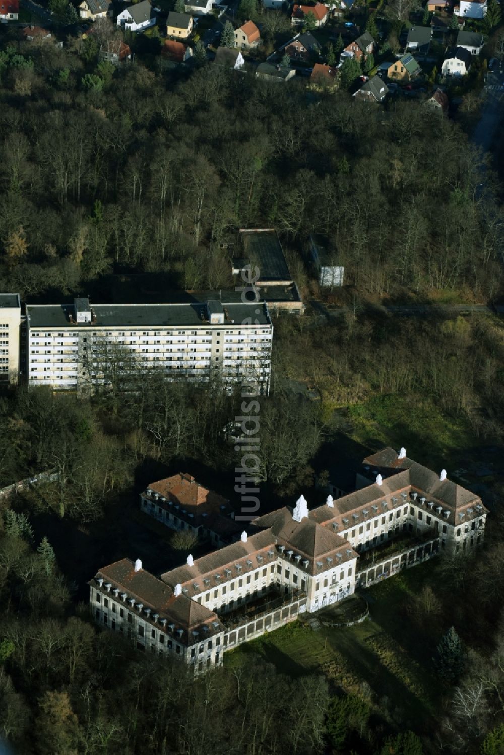 Berlin von oben - Ruine des ehemaligen Klinik- und Krankenhaus - Gebäudes Waldhaus am Pölnitzweg - Zepernicker Straße in Berlin