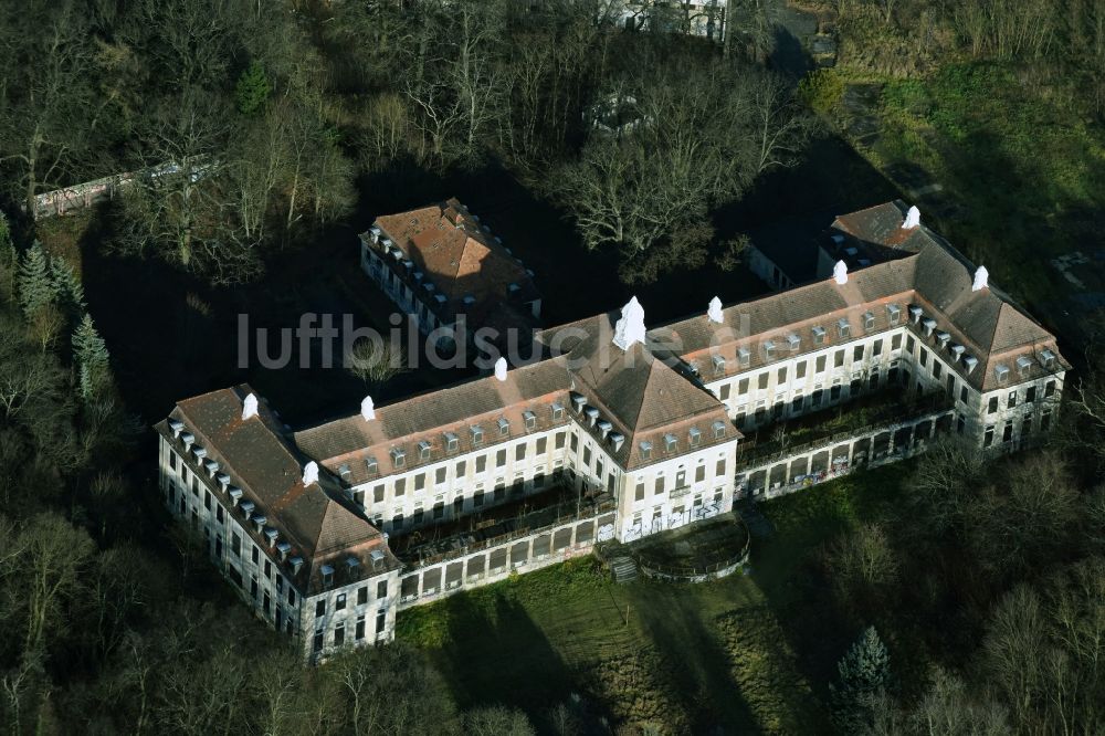 Luftbild Berlin - Ruine des ehemaligen Klinik- und Krankenhaus - Gebäudes Waldhaus am Pölnitzweg - Zepernicker Straße in Berlin