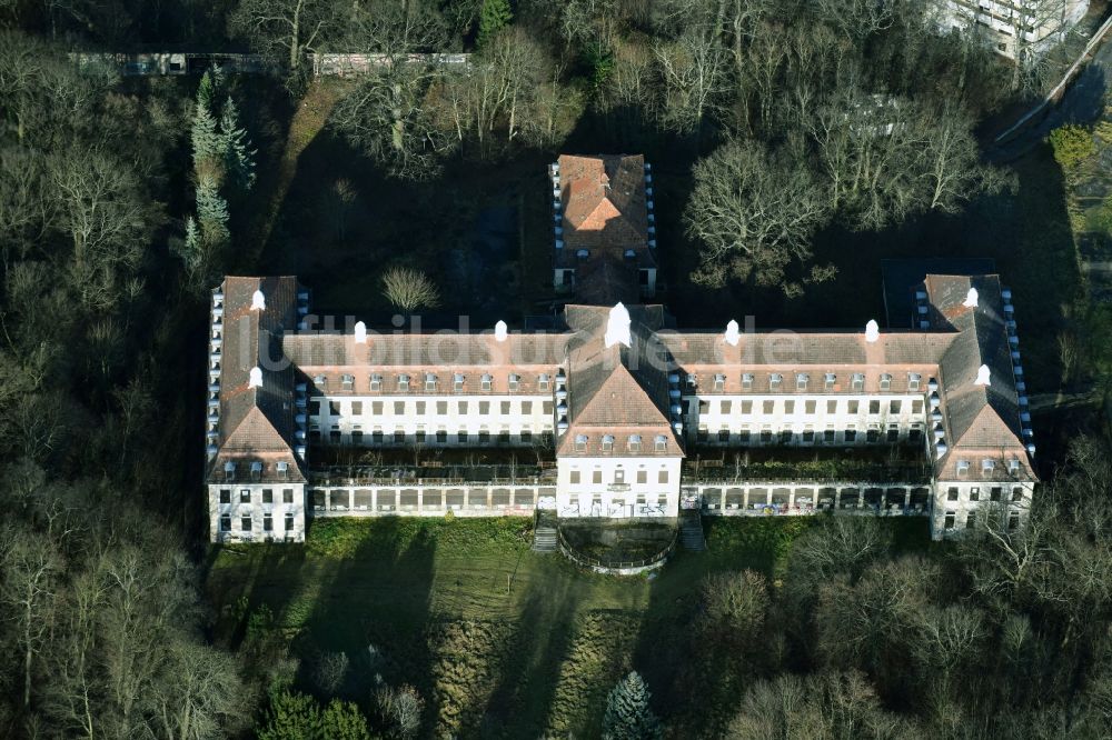 Luftaufnahme Berlin - Ruine des ehemaligen Klinik- und Krankenhaus - Gebäudes Waldhaus am Pölnitzweg - Zepernicker Straße in Berlin