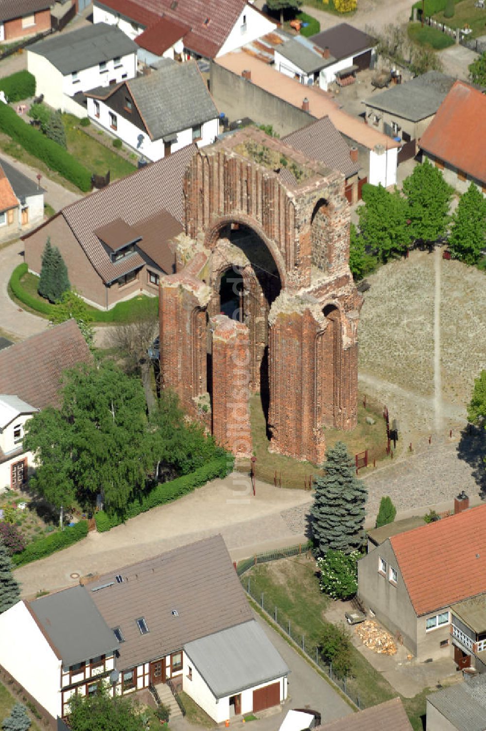 Luftaufnahme GRAMZOW - Ruine der ehemaligen Klosterkirche Gramzow im Landkreis Uckermark