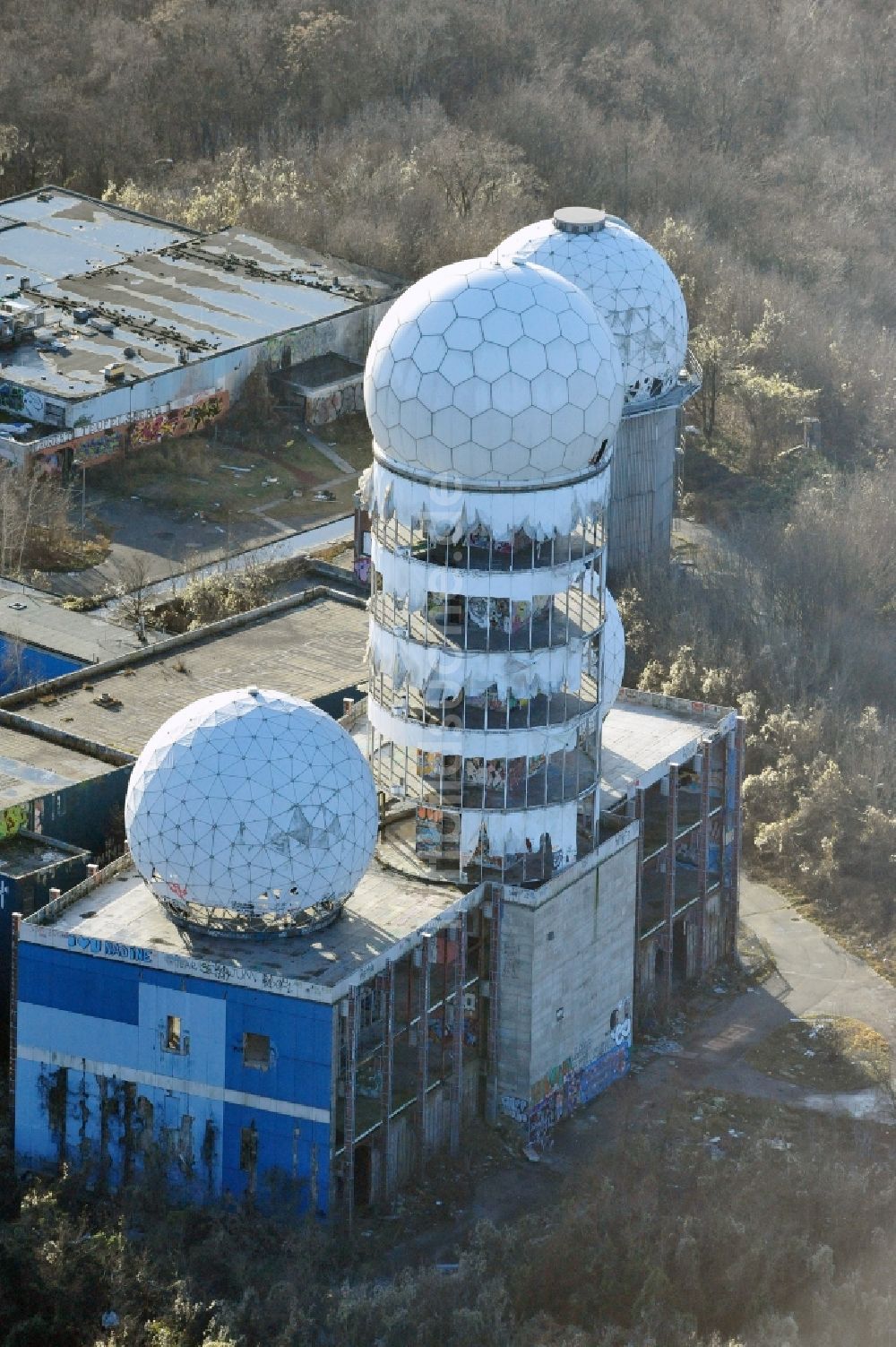 Luftbild Berlin - Ruine der ehemaligen Militär- Abhör- und Radaranlage auf dem Teufelsberg in Berlin - Charlottenburg