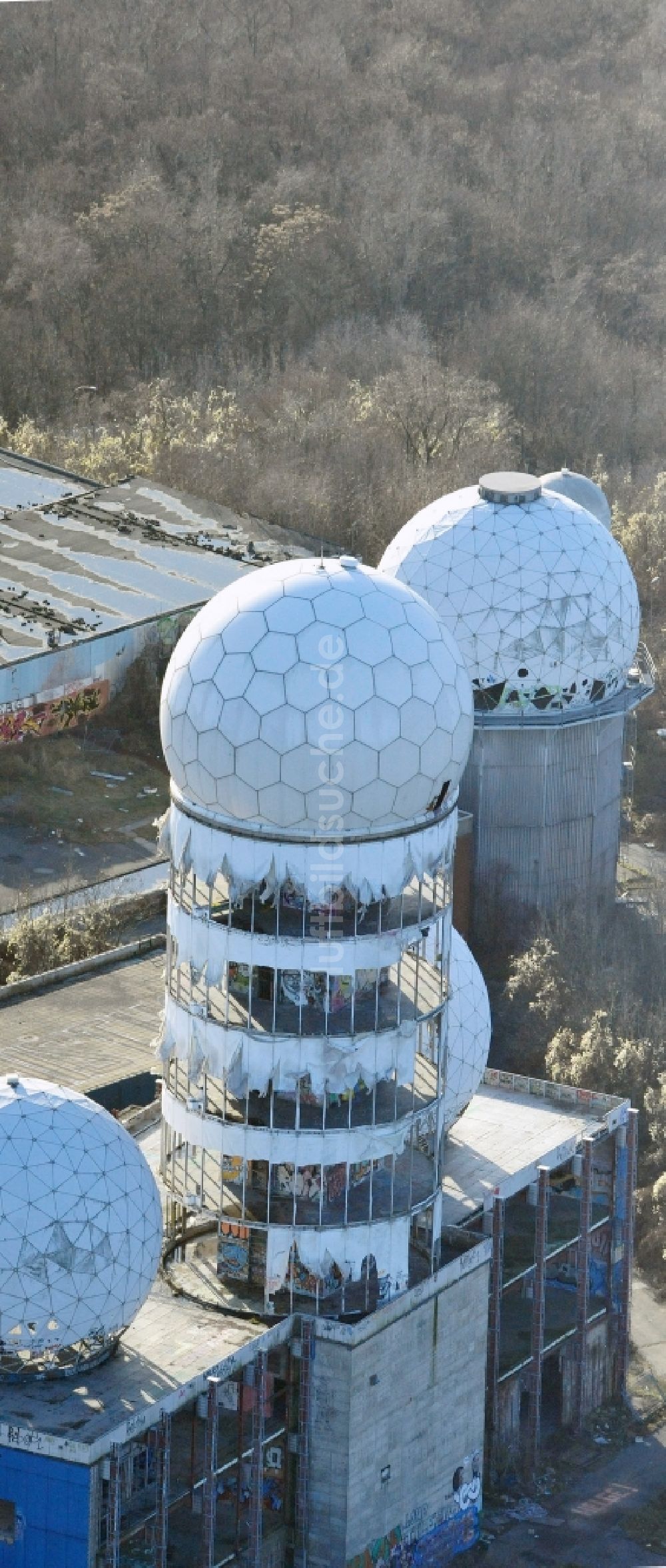 Berlin von oben - Ruine der ehemaligen Militär- Abhör- und Radaranlage auf dem Teufelsberg in Berlin - Charlottenburg