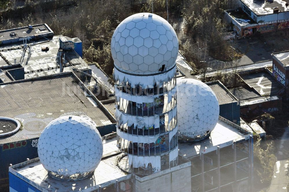 Luftbild Berlin - Ruine der ehemaligen Militär- Abhör- und Radaranlage auf dem Teufelsberg in Berlin - Charlottenburg