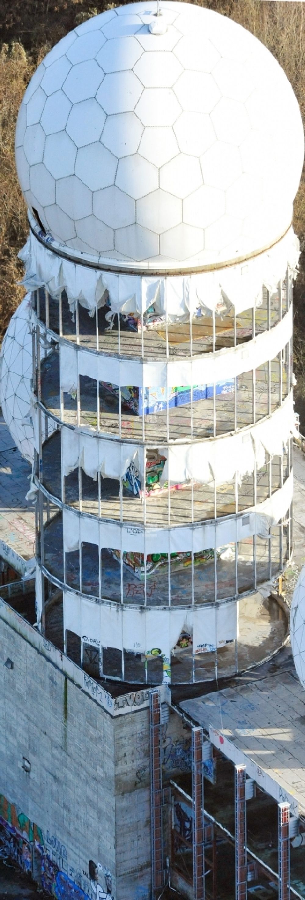 Luftaufnahme Berlin - Ruine der ehemaligen Militär- Abhör- und Radaranlage auf dem Teufelsberg in Berlin - Charlottenburg