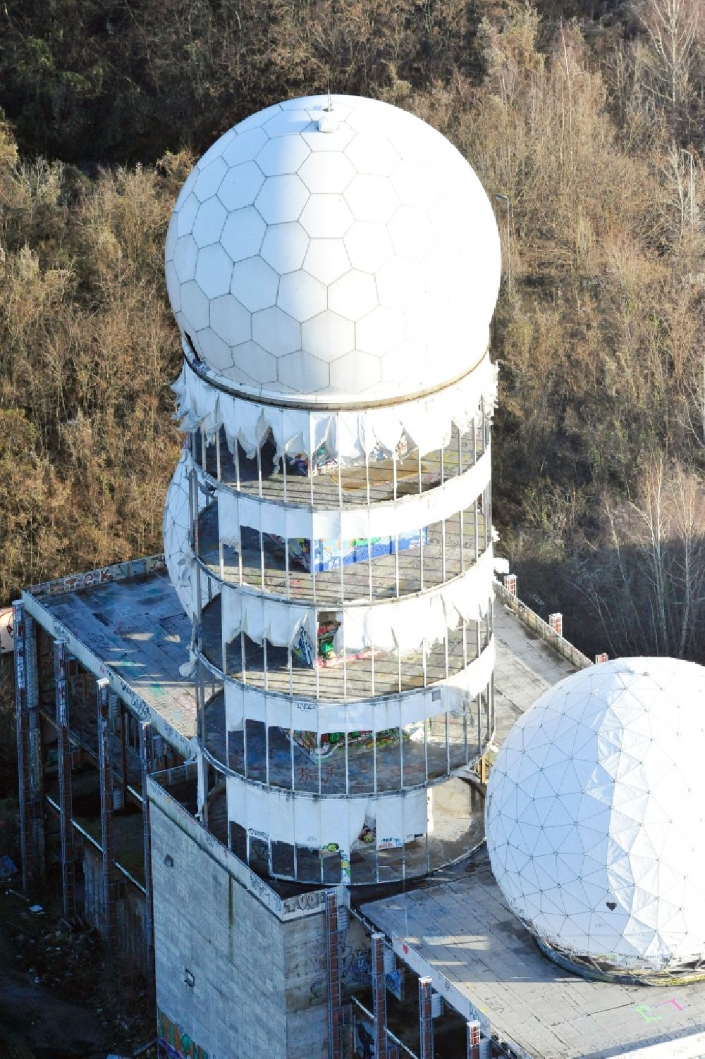 Berlin von oben - Ruine der ehemaligen Militär- Abhör- und Radaranlage auf dem Teufelsberg in Berlin - Charlottenburg