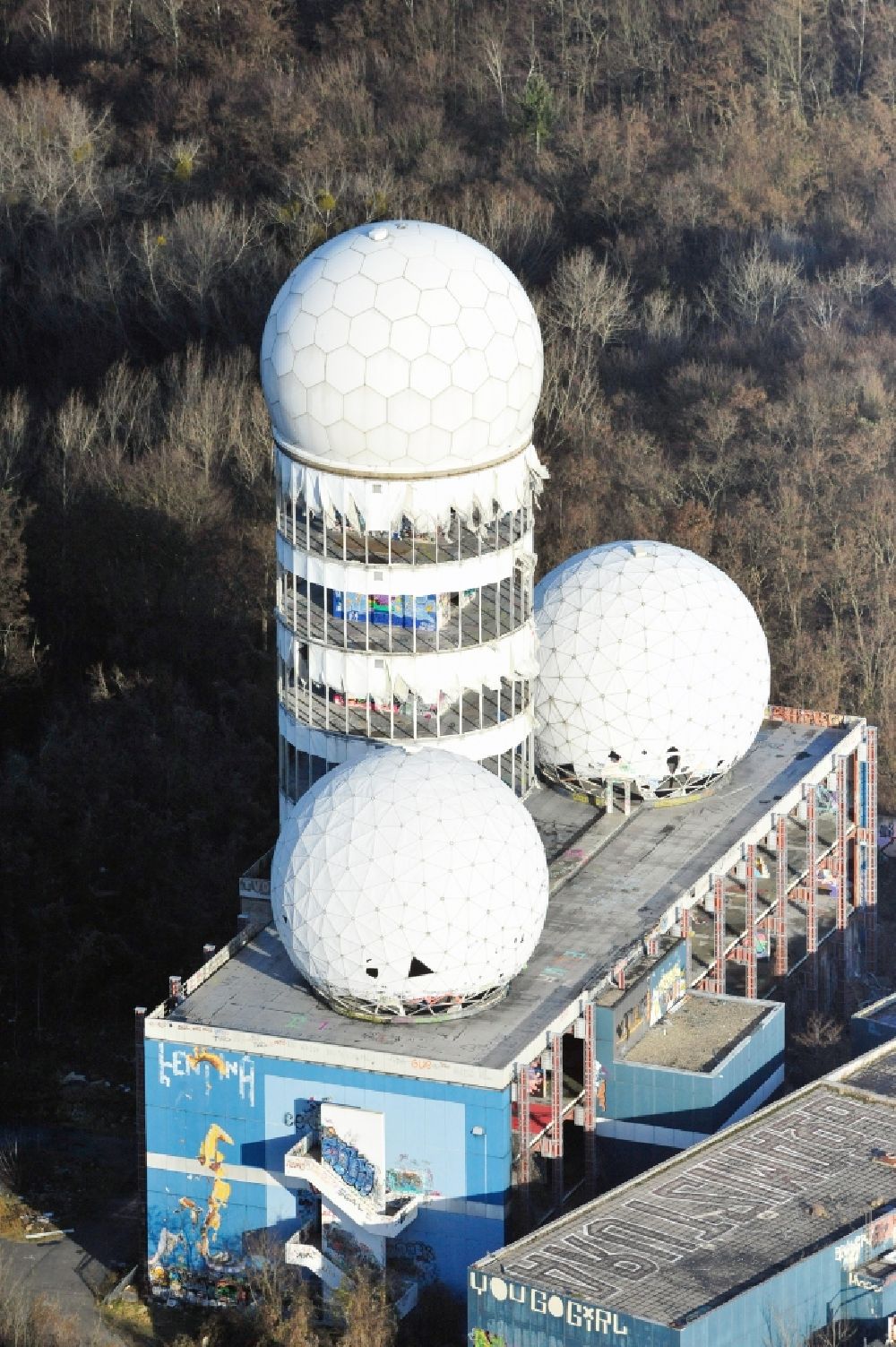 Luftaufnahme Berlin - Ruine der ehemaligen Militär- Abhör- und Radaranlage auf dem Teufelsberg in Berlin - Charlottenburg