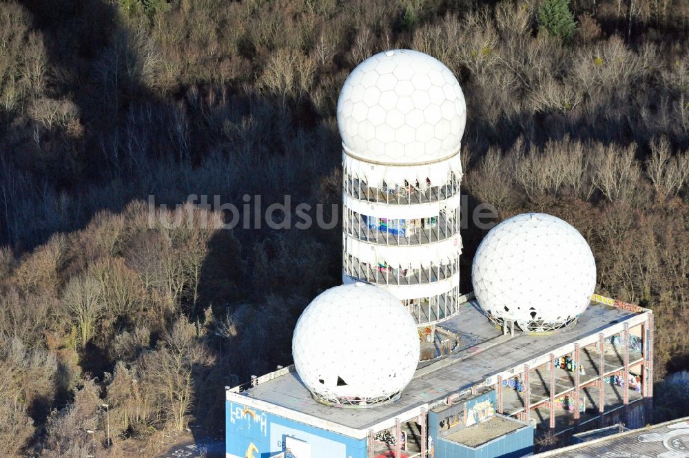 Luftbild Berlin - Ruine der ehemaligen Militär- Abhör- und Radaranlage auf dem Teufelsberg in Berlin - Charlottenburg