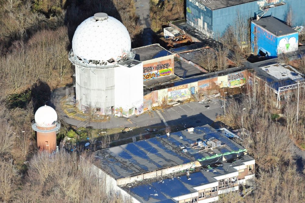 Luftaufnahme Berlin - Ruine der ehemaligen Militär- Abhör- und Radaranlage auf dem Teufelsberg in Berlin - Charlottenburg