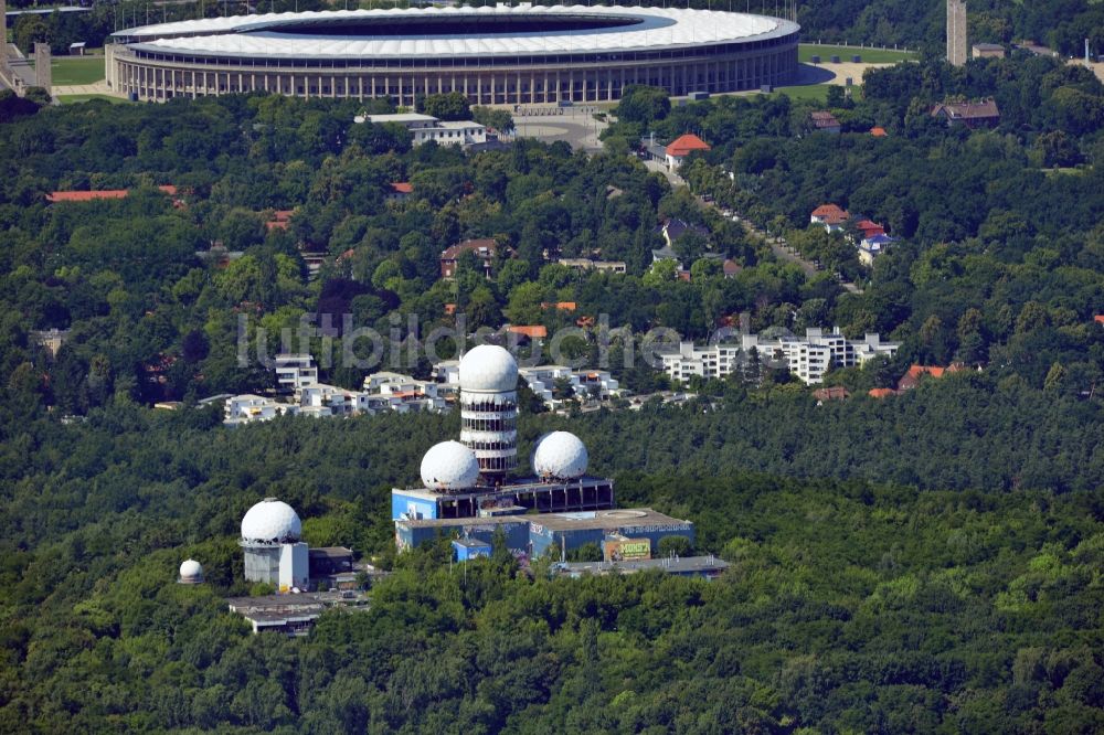 Berlin aus der Vogelperspektive: Ruine der ehemaligen Militär- Abhör- und Radaranlage auf dem Teufelsberg in Berlin - Charlottenburg