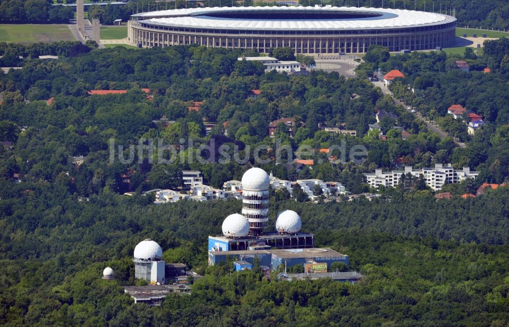 Luftaufnahme Berlin - Ruine der ehemaligen Militär- Abhör- und Radaranlage auf dem Teufelsberg in Berlin - Charlottenburg