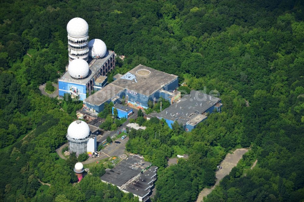 Luftbild Berlin - Ruine der ehemaligen Militär- Abhör- und Radaranlage auf dem Teufelsberg in Berlin - Charlottenburg