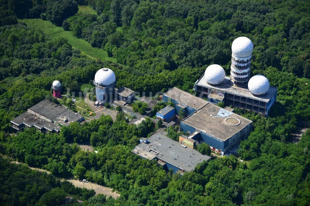 Berlin von oben - Ruine der ehemaligen Militär- Abhör- und Radaranlage auf dem Teufelsberg in Berlin - Charlottenburg