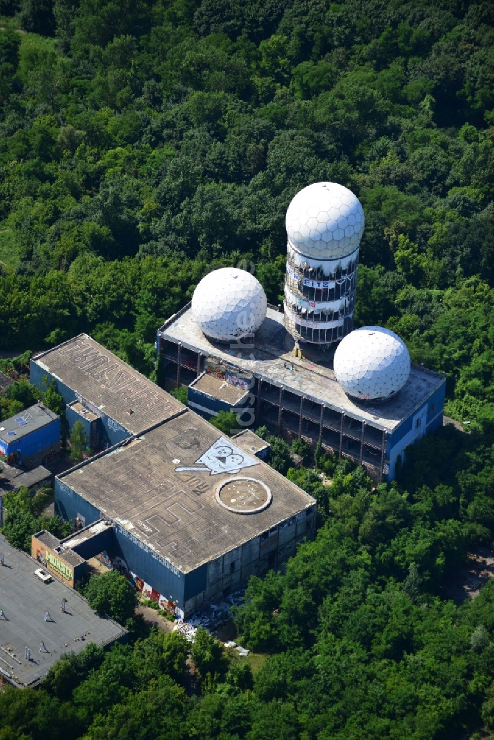 Luftaufnahme Berlin - Ruine der ehemaligen Militär- Abhör- und Radaranlage auf dem Teufelsberg in Berlin - Charlottenburg