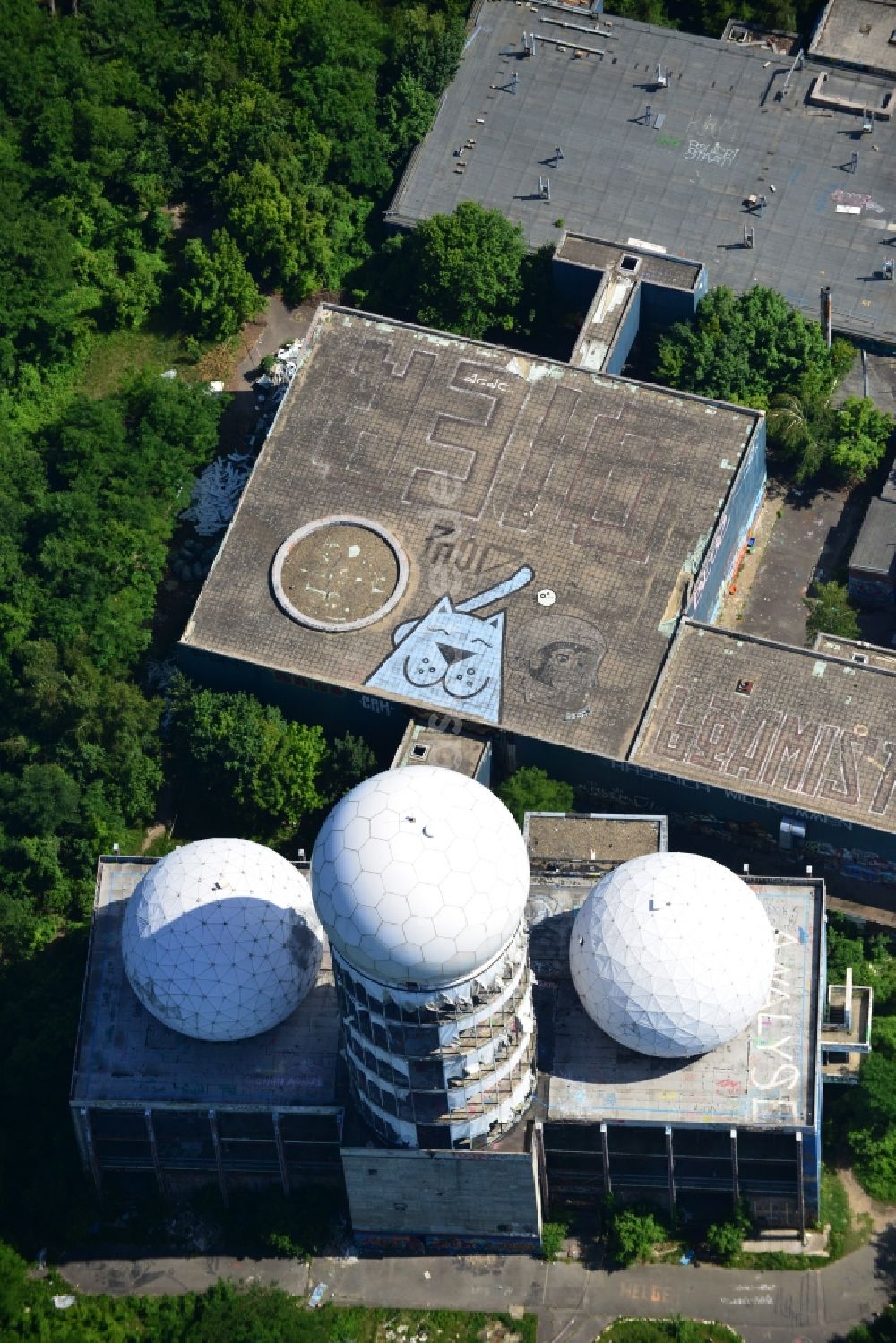 Berlin von oben - Ruine der ehemaligen Militär- Abhör- und Radaranlage auf dem Teufelsberg in Berlin - Charlottenburg