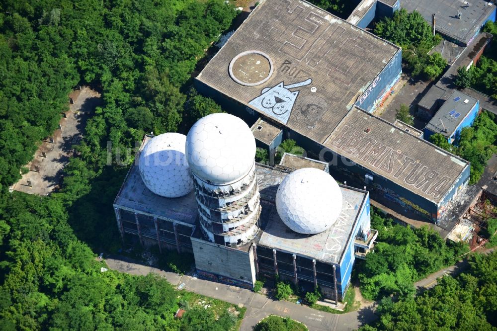 Berlin aus der Vogelperspektive: Ruine der ehemaligen Militär- Abhör- und Radaranlage auf dem Teufelsberg in Berlin - Charlottenburg