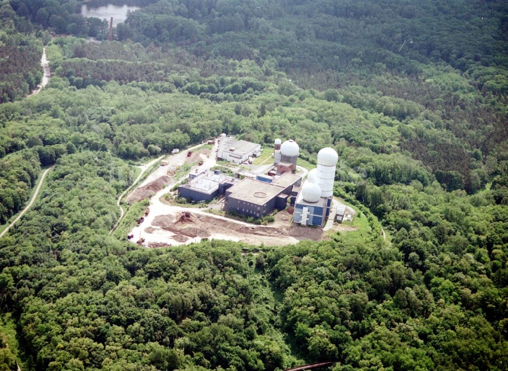 Luftaufnahme Berlin - Ruine der ehemaligen Militär- Abhör- und Radaranlage auf dem Teufelsberg in Berlin - Charlottenburg