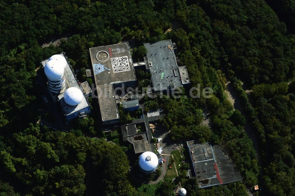 Luftaufnahme Berlin - Ruine der ehemaligen Militär- Abhör- und Radaranlage auf dem Teufelsberg in Berlin - Charlottenburg