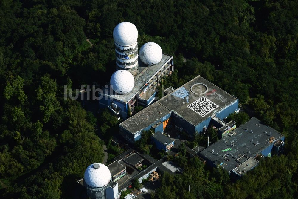 Luftbild Berlin - Ruine der ehemaligen Militär- Abhör- und Radaranlage auf dem Teufelsberg in Berlin - Charlottenburg