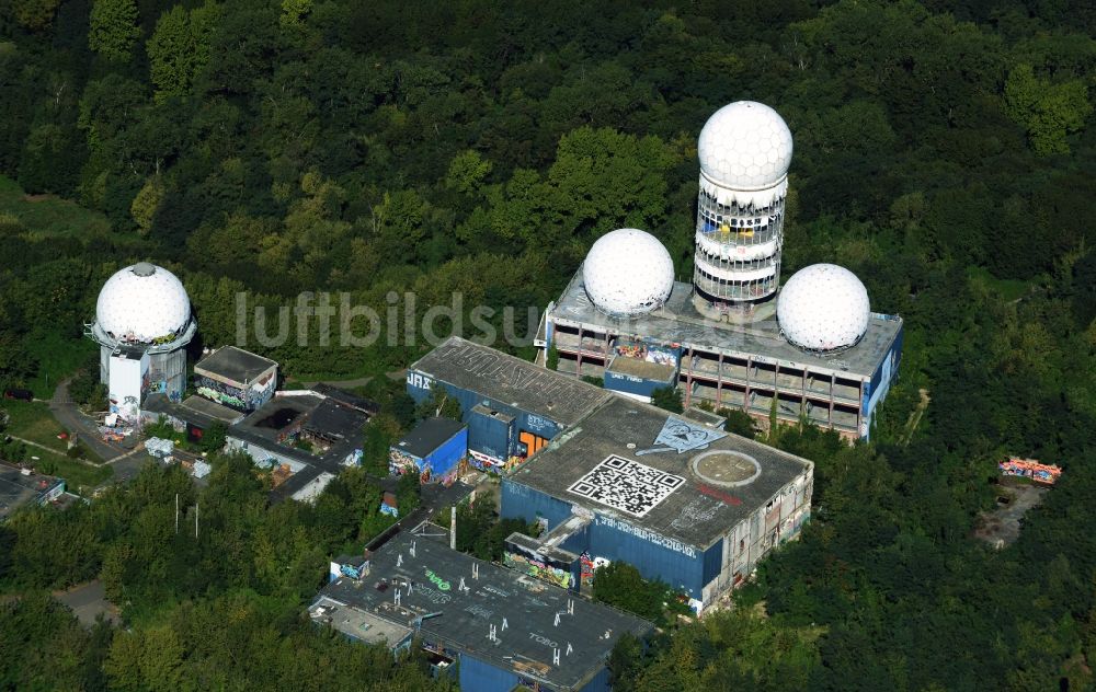 Luftaufnahme Berlin - Ruine der ehemaligen Militär- Abhör- und Radaranlage auf dem Teufelsberg in Berlin - Charlottenburg