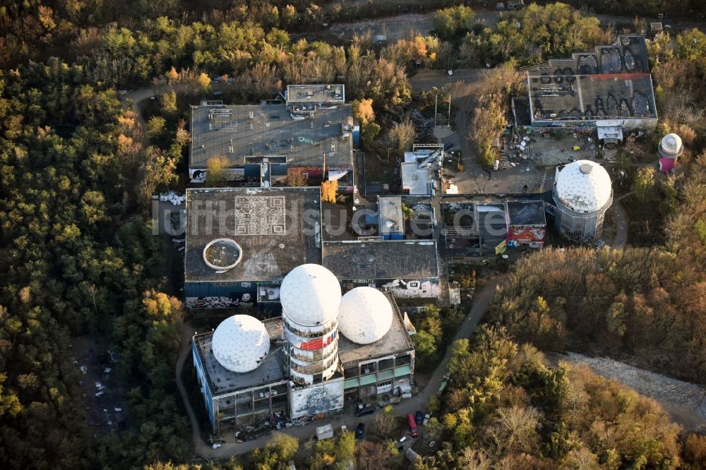 Luftbild Berlin - Ruine der ehemaligen Militär- Abhör- und Radaranlage auf dem Teufelsberg in Berlin - Charlottenburg