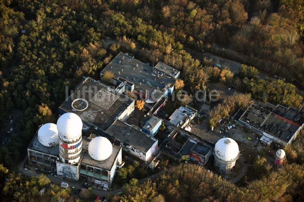 Berlin aus der Vogelperspektive: Ruine der ehemaligen Militär- Abhör- und Radaranlage auf dem Teufelsberg in Berlin - Charlottenburg