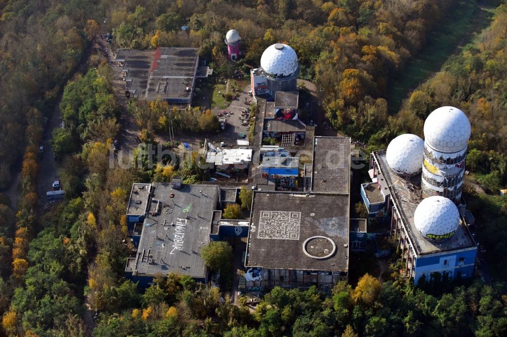 Luftaufnahme Berlin - Ruine der ehemaligen Militär- Abhör- und Radaranlage auf dem Teufelsberg in Berlin - Charlottenburg