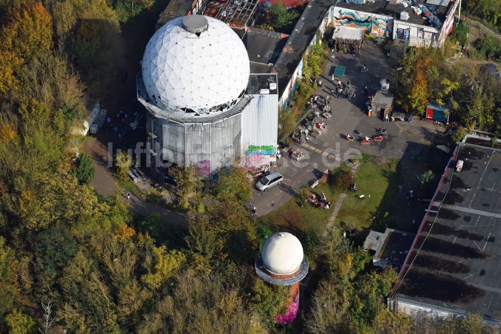 Luftbild Berlin - Ruine der ehemaligen Militär- Abhör- und Radaranlage auf dem Teufelsberg in Berlin - Charlottenburg