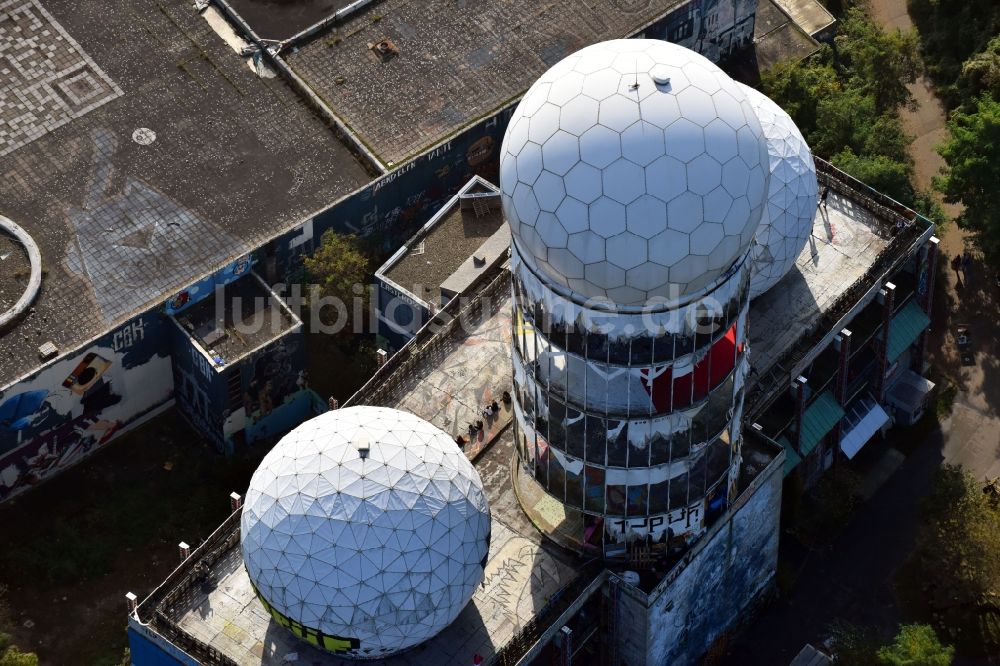 Luftaufnahme Berlin - Ruine der ehemaligen Militär- Abhör- und Radaranlage auf dem Teufelsberg in Berlin - Charlottenburg