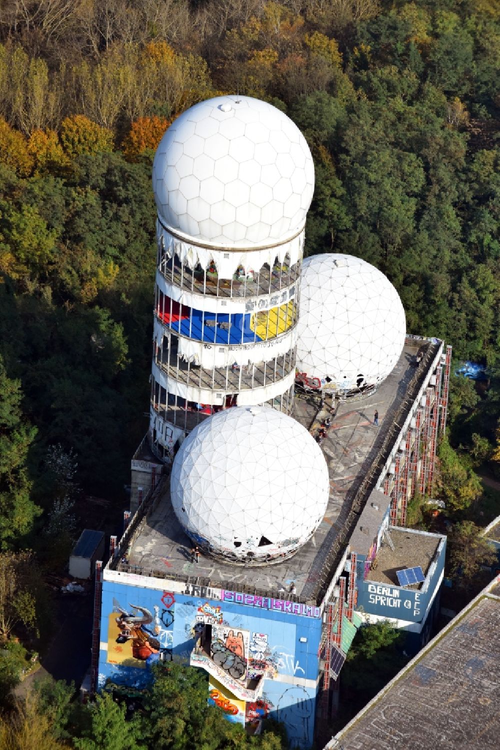 Luftaufnahme Berlin - Ruine der ehemaligen Militär- Abhör- und Radaranlage auf dem Teufelsberg in Berlin - Charlottenburg