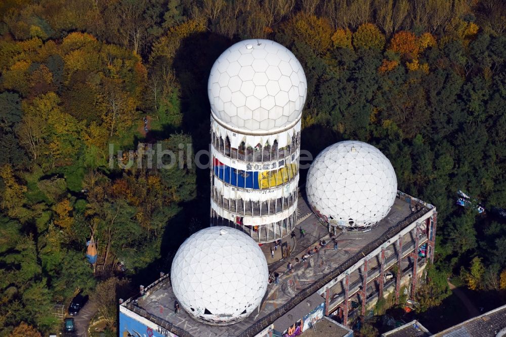 Berlin aus der Vogelperspektive: Ruine der ehemaligen Militär- Abhör- und Radaranlage auf dem Teufelsberg in Berlin - Charlottenburg