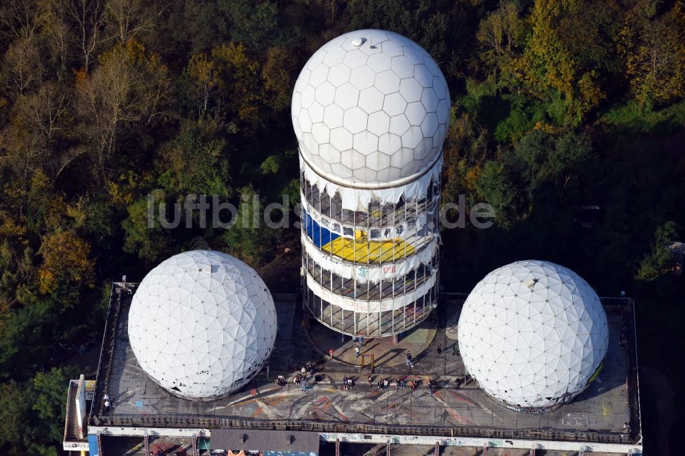 Luftbild Berlin - Ruine der ehemaligen Militär- Abhör- und Radaranlage auf dem Teufelsberg in Berlin - Charlottenburg