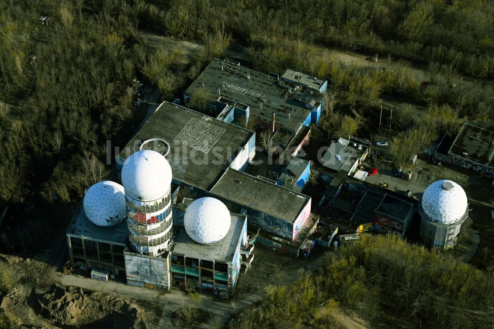 Luftaufnahme Berlin - Ruine der ehemaligen Militär- Abhör- und Radaranlage auf dem Teufelsberg in Berlin - Charlottenburg