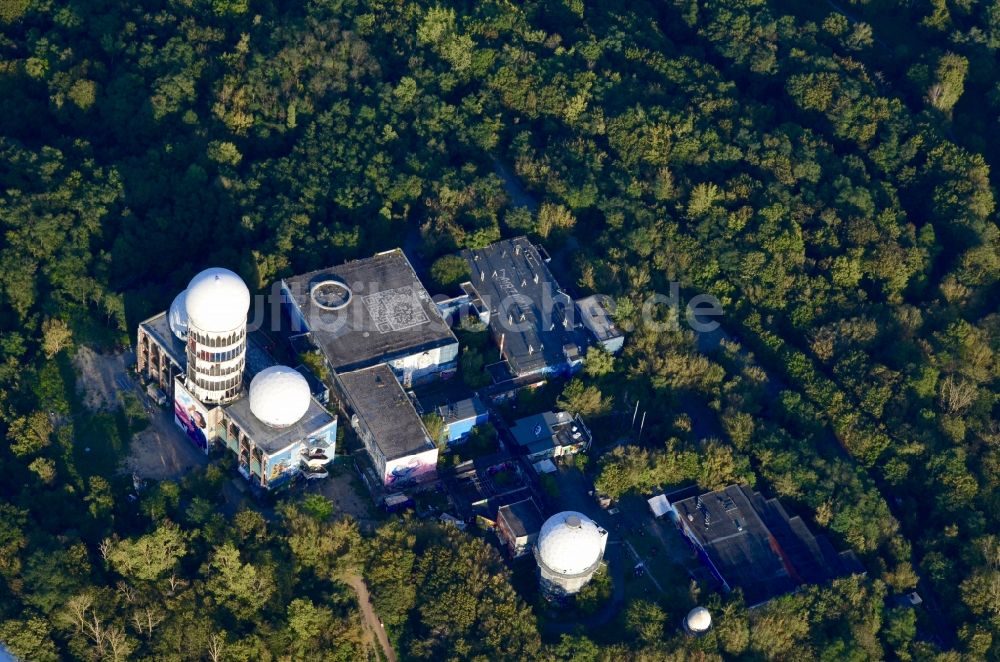 Luftbild Berlin - Ruine der ehemaligen Militär- Abhör- und Radaranlage auf dem Teufelsberg in Berlin - Charlottenburg