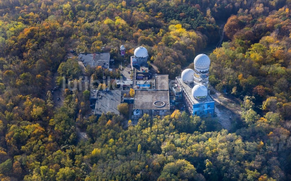 Luftbild Berlin - Ruine der ehemaligen Militär- Abhör- und Radaranlage auf dem Teufelsberg in Berlin - Charlottenburg