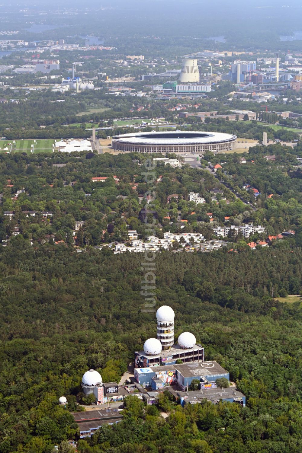 Berlin aus der Vogelperspektive: Ruine der ehemaligen Militär- Abhör- und Radaranlage auf dem Teufelsberg in Berlin - Charlottenburg