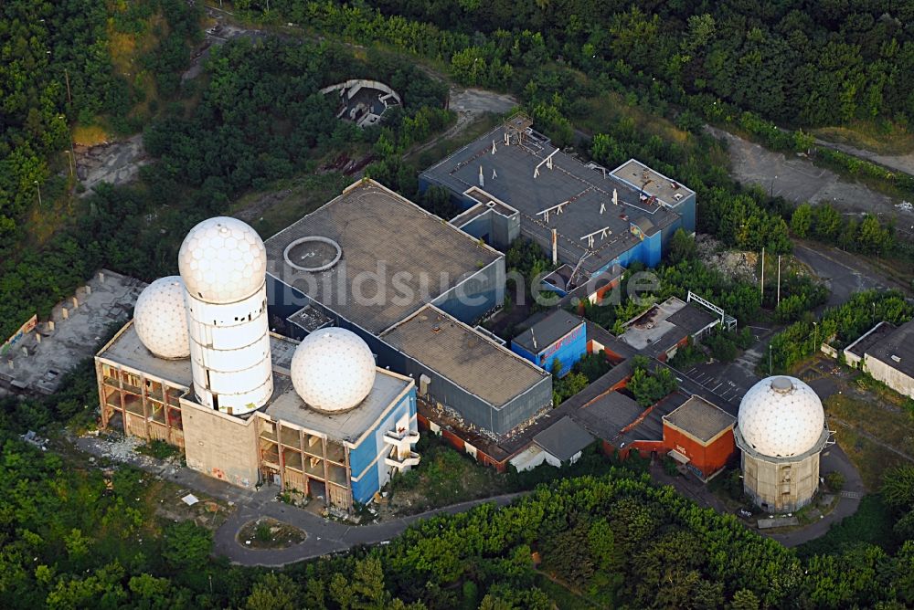 Luftaufnahme Berlin - Ruine der ehemaligen Militär- Abhör- und Radaranlage auf dem Teufelsberg in Berlin - Charlottenburg