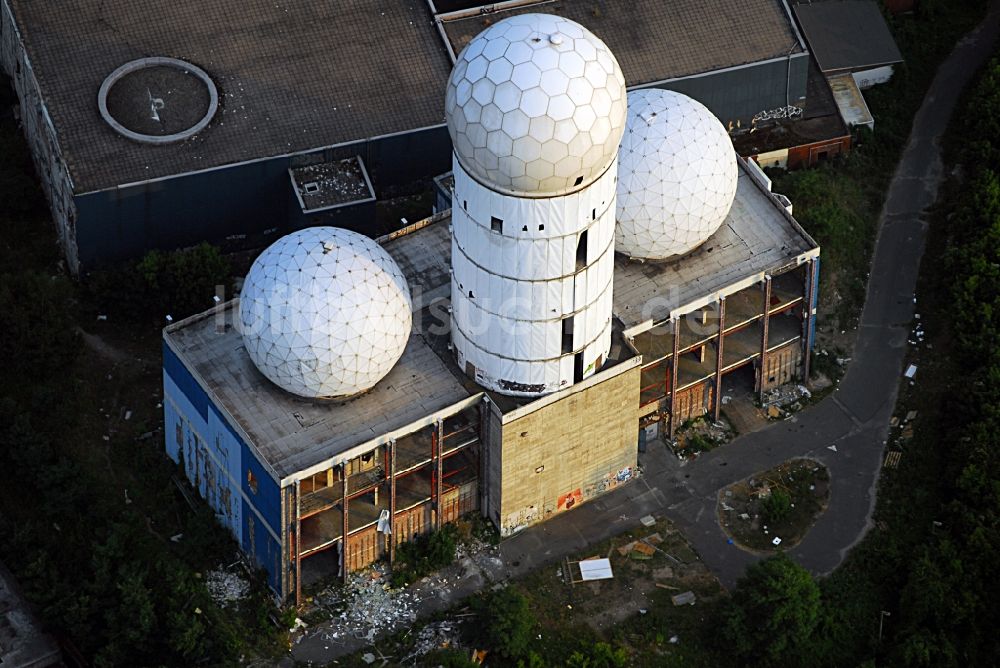 Berlin aus der Vogelperspektive: Ruine der ehemaligen Militär- Abhör- und Radaranlage auf dem Teufelsberg in Berlin - Charlottenburg