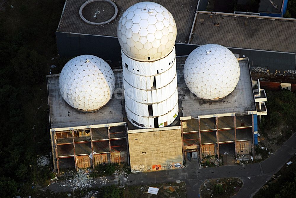 Berlin von oben - Ruine der ehemaligen Militär- Abhör- und Radaranlage auf dem Teufelsberg in Berlin - Charlottenburg