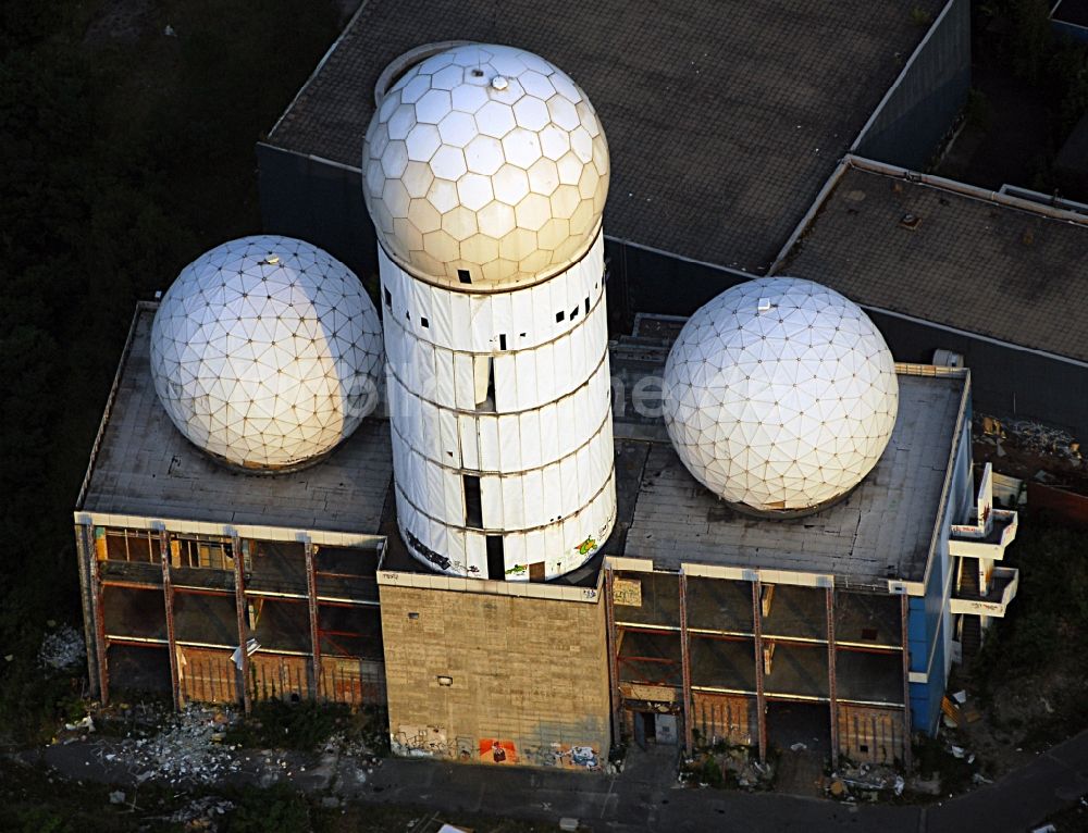 Berlin aus der Vogelperspektive: Ruine der ehemaligen Militär- Abhör- und Radaranlage auf dem Teufelsberg in Berlin - Charlottenburg