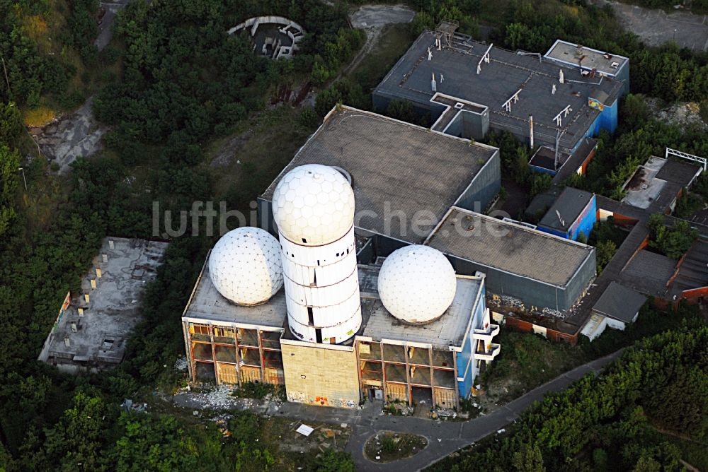 Luftbild Berlin - Ruine der ehemaligen Militär- Abhör- und Radaranlage auf dem Teufelsberg in Berlin - Charlottenburg