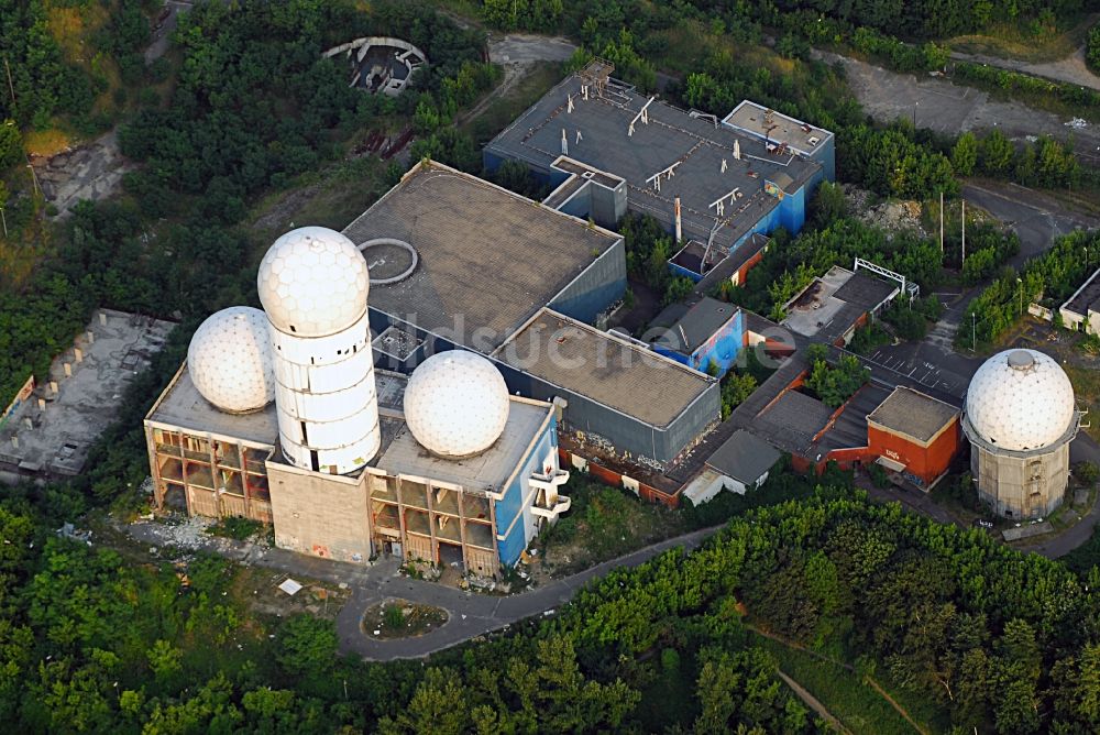 Luftaufnahme Berlin - Ruine der ehemaligen Militär- Abhör- und Radaranlage auf dem Teufelsberg in Berlin - Charlottenburg