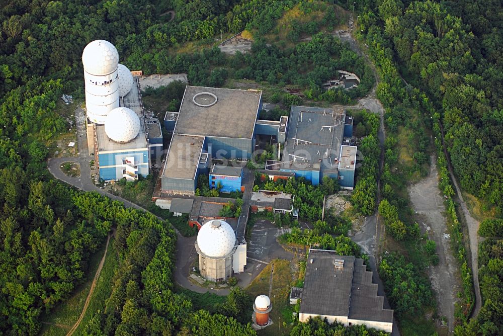 Berlin aus der Vogelperspektive: Ruine der ehemaligen Militär- Abhör- und Radaranlage auf dem Teufelsberg in Berlin - Charlottenburg