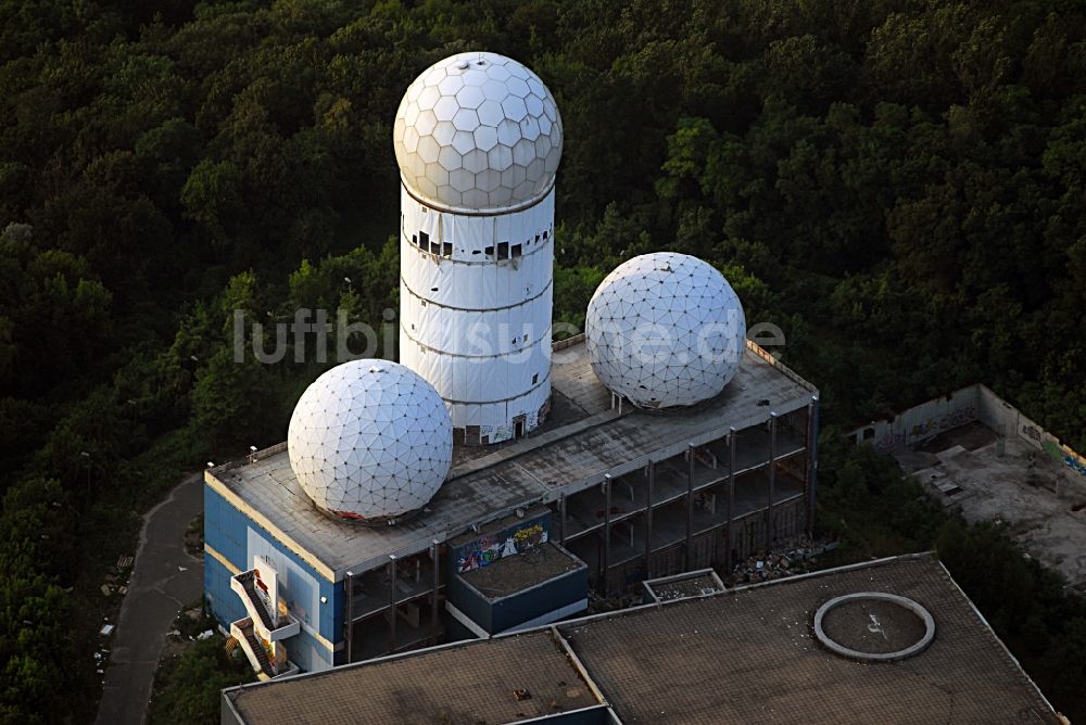 Luftbild Berlin - Ruine der ehemaligen Militär- Abhör- und Radaranlage auf dem Teufelsberg in Berlin - Charlottenburg