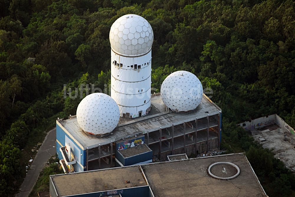 Luftaufnahme Berlin - Ruine der ehemaligen Militär- Abhör- und Radaranlage auf dem Teufelsberg in Berlin - Charlottenburg