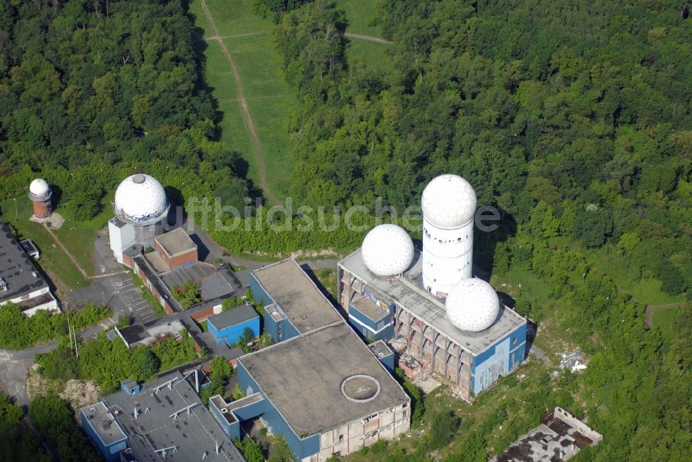 Luftaufnahme Berlin - Ruine der ehemaligen Militär- Abhör- und Radaranlage auf dem Teufelsberg in Berlin - Charlottenburg