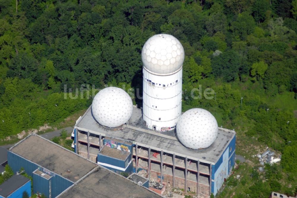 Luftbild Berlin - Ruine der ehemaligen Militär- Abhör- und Radaranlage auf dem Teufelsberg in Berlin - Charlottenburg