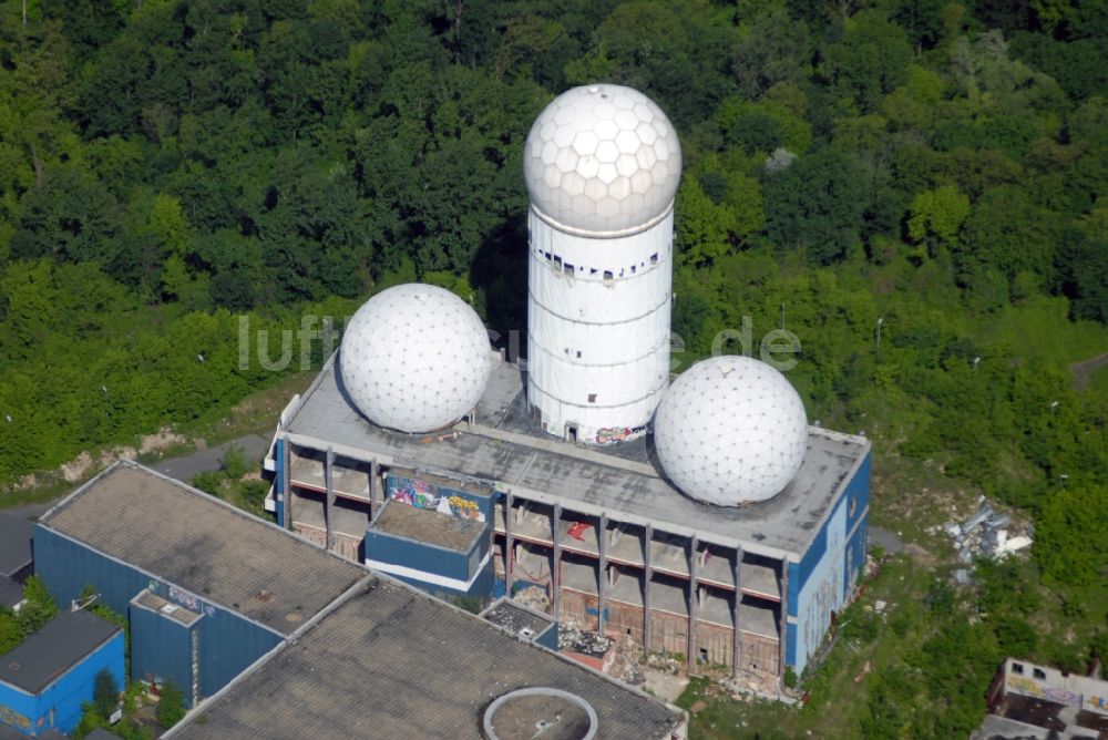 Luftaufnahme Berlin - Ruine der ehemaligen Militär- Abhör- und Radaranlage auf dem Teufelsberg in Berlin - Charlottenburg